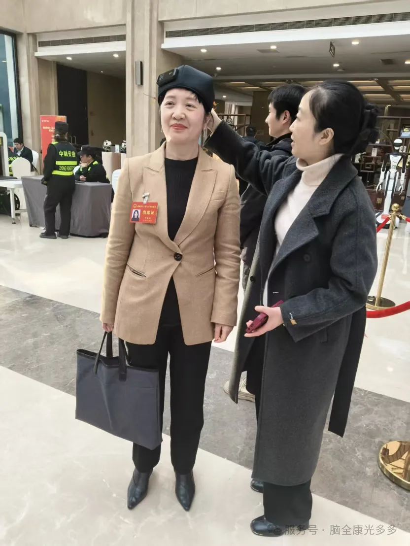 聚焦“人工智能+”，AI健康帽等科技产品亮相市两会